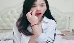 海归风骚少妇露脸一个人的寂寞在家陪狼友发骚，揉奶