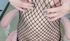 非常性感的SEX苗条女神，穿着蕾丝格黑丝袜，轻声