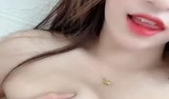 骨感闷骚货，一丝不挂在家里发骚，叫声呻吟，揉奶自