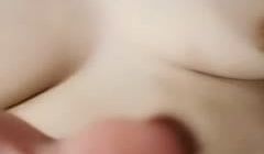 豪乳美女-衣裳湿半-拿脚揉搓美乳，骚艳美甲，菊花