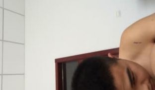 在军部队办公室打炮的大奶良妻，少妇：你放屁了？快