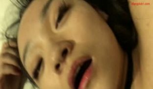 公司聚会下药迷倒好身材的女同事❤️正干活突然手动