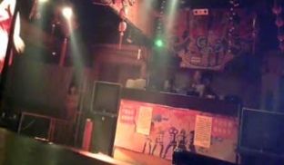 县城某地下小剧院夜场精彩无限荤素搭配歌曲杂技露点