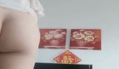 大奶轻熟女 说自己的逼还没有生过孩子 振动棒插逼