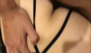 酒店约操美女同事穿上情趣黑丝射了她满满的一逼完美