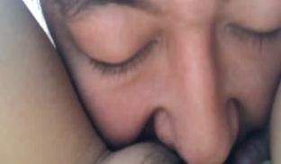 开车带着漂亮的学妹到郊区人少的地方玩车震完美露脸