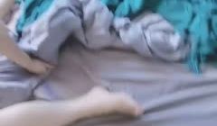 四眼小师妹、人小但够骚，自慰不够爽，叫来两个同学