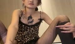丝袜高跟豹纹露脸小淫娃玩的好嗨啊，啥都播尿尿拉粑