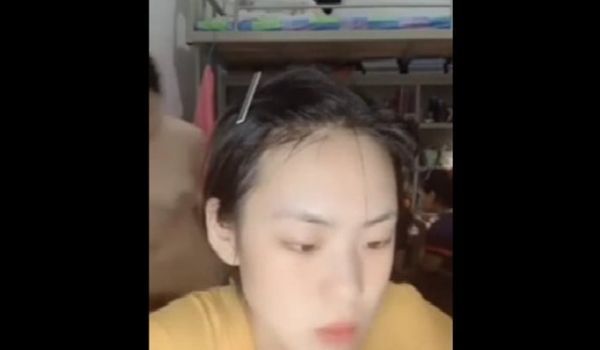 直播涂指甲油，后年室友没意识到光着身子..