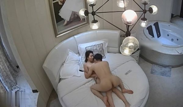 360监控破解小伙迫不及待的趴掉 极品身材女友的