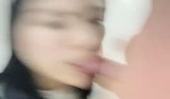 高颜值妹子饭馆吃饭桌子底下口口脱裤子后入厕所脱衣