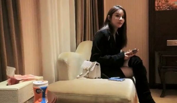 顶级大长腿外围美女,口交舔弄吸吮奶头,床边扛起双