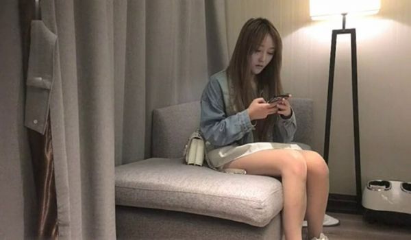 草了个短裙小姐姐 看这美腿就让我魂不守舍了