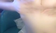 颜值不错短发萌妹子道具自慰秀椅子上自摸奶子玻璃棒