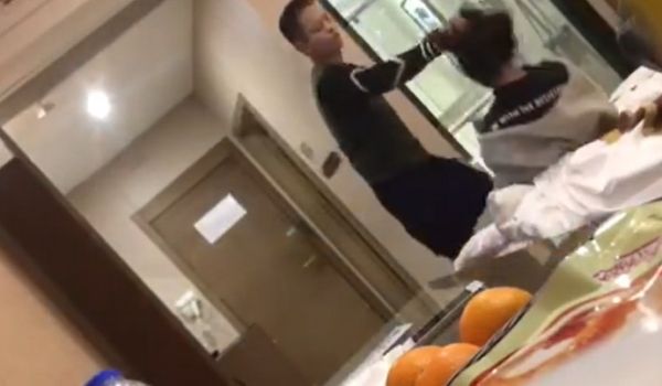 暴力男抽打女友..