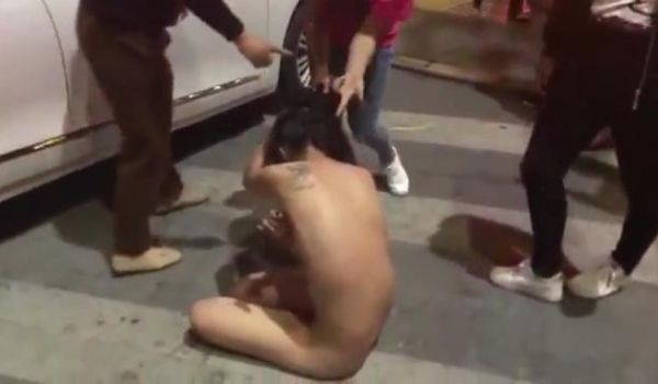 暴力抓小三！当街扒光下小三衣服一顿毒打!..