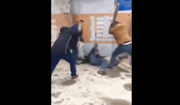 搞别人的老婆被人家找上门一顿毒打..