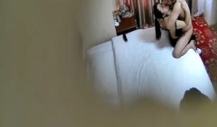 很能干又猴急的大叔把衣服还没脱的马尾辫出轨少妇按