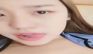 颜值不错粉奶粉逼妹子诱惑秀_情趣透视装对着镜子自