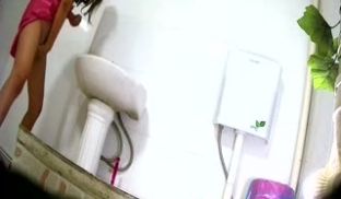 工厂集体宿舍公共卫生间偷拍打工妹和男朋友刚打完炮