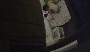 城中村小旅馆服务员躲在透气窗上偷窥开房的情侣啪啪