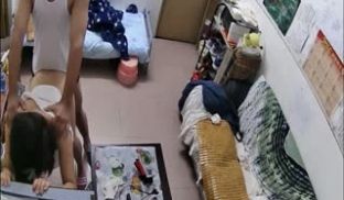 家庭摄像头破解强开TP中年夫妻黄金时段在客厅啪啪