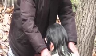 TP公园密林里2个老头与中年妇女谈好价格然后一个