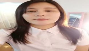 非常骚的妹子舔道具香蕉沙发上摩擦逼逼戴套插入