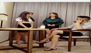 小马哥剧情演绎潜规则两个漂亮女助理 双飞小骚逼轮