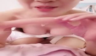 颜值不错骚气少妇道具自慰