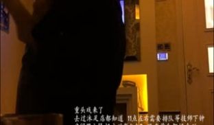性感短裙美女和网友吃饭后到会所包厢等按摩技师时按