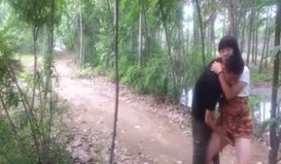 白天林间小路上撩起裙子就干还在电动车上做各种姿势
