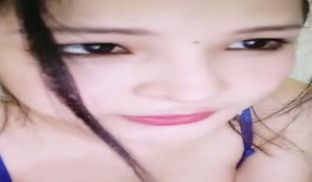 颜值不错萌妹子蓝色情趣装手指扣逼跳蛋加玻璃棒抽插