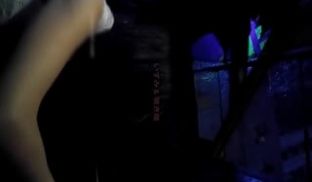 年轻貌美的气质长发美女和朋友一起去KTV嗨歌玩游