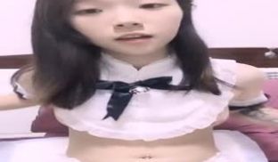 高颜值妹子九儿情趣装拨开内裤按摩器自慰