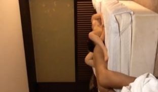 老婆外地旅游趁机勾搭她开美容店的漂亮女闺蜜酒店啪