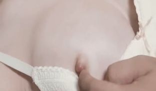 大陆AV剧情：女优面试苗条素人美女AV初体验