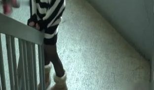 为了能竞争上岗会计部的眼镜御姐被胖主任在楼梯啪啪