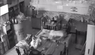 网络摄像头监控偷拍小饭店打佯后老板和媳妇在店里操