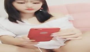 这主播有点高冷的但是脸蛋事真的好看皮肤也是粉粉的