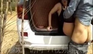 约大波女友把车开到野外打野战才刺激