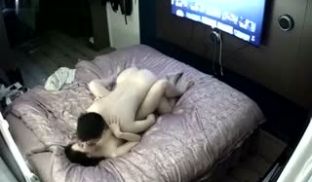 破解家庭网络摄像头监控偷拍帅哥美女开着电视翻云覆