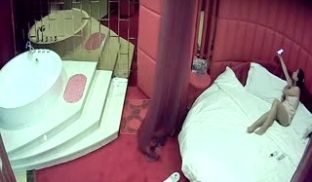 酒店360监控TP骚女打电话约情夫过来啪啪非常会