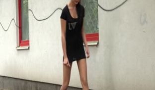 三个妹子户外尿尿 全是无毛屄 尿的时候还有热气呢