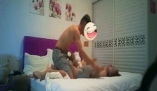 高价约啪刚做不久的年轻短发学生妹身材瘦小爆操的嗷