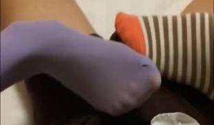 约拍两个清纯妹纸 超极品丝袜 特别好看 先足交再