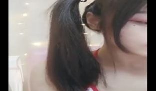 一个假屌让她尽情发挥这JB又舔又插玩的特销魂