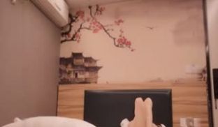 眼镜男电召美乳少妇穿网袜高跟扣穴打炮等