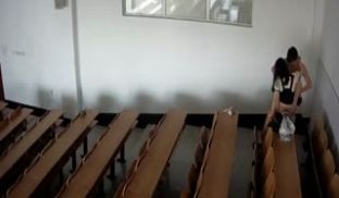 最新学校偷拍 黑龙江某大学讲座教室学生情侣偷偷做