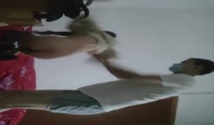 激情按摩新人老哥上门操站街女，半脱下牛仔裤深喉口